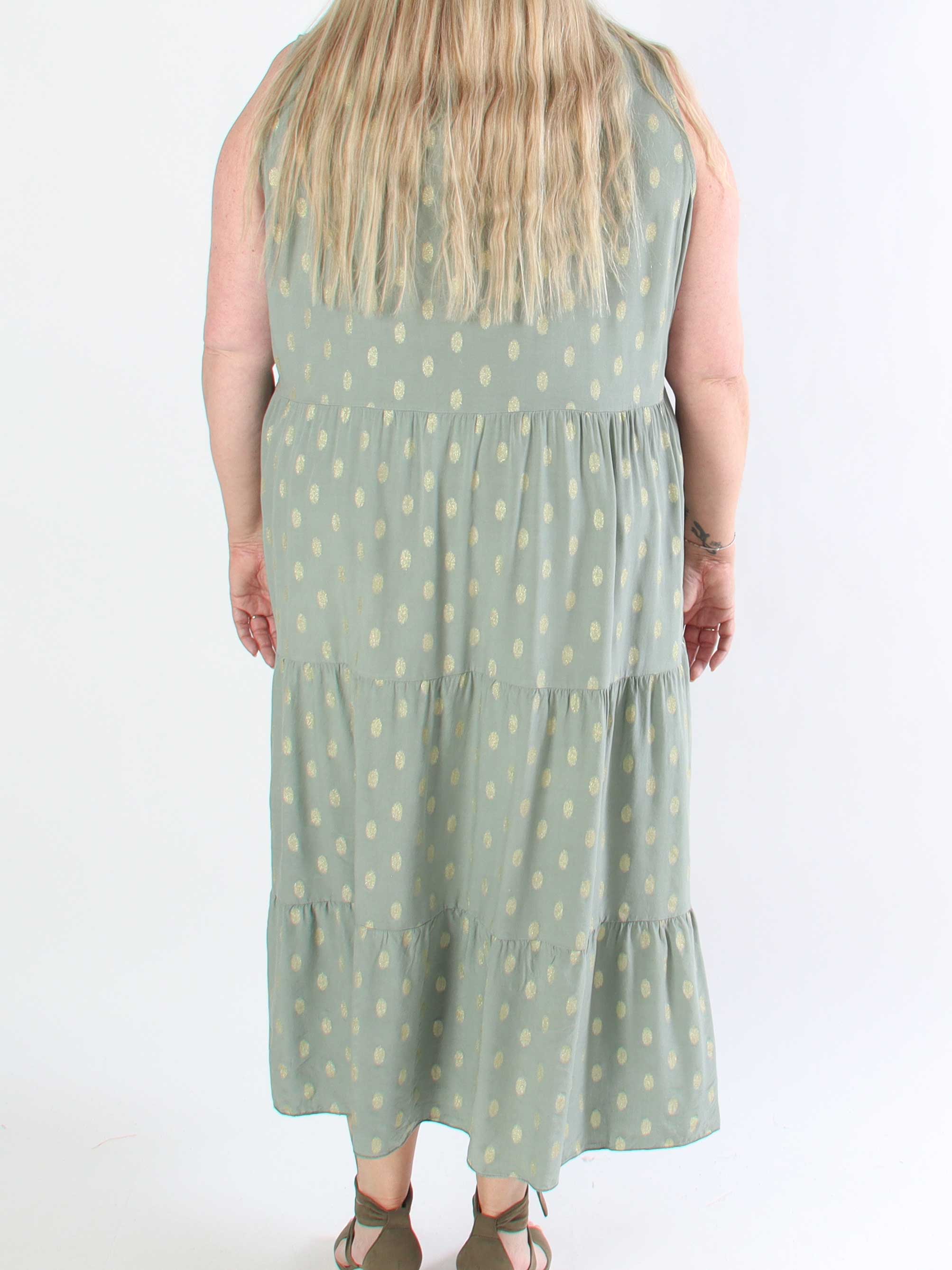 Dotti Gold Sleeveless - Plus size kjole med lag på lag look i viskose